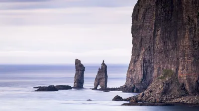 Faroer Inseln mit markanten Felsformationen im Meer