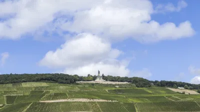Das Niederwalddenkmal thront über den Weinbergen von Rüdesheim.