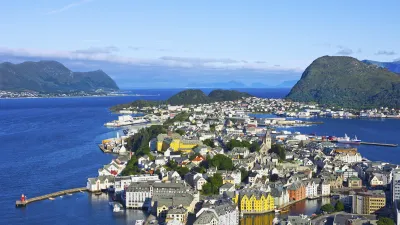 Bunte Häuser säumen die Küstenlinie von Ålesund in Norwegen.