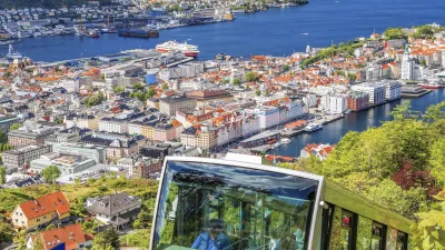 Bergen: Eine Standseilbahn fährt über die Stadt mit Blick auf das Meer.