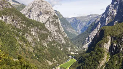 Grünes Tal zwischen hohen Bergen in Norwegen.