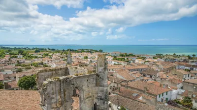 Ruinen der Kirche Saint-Martin überblicken die Dächer von Île de Ré.