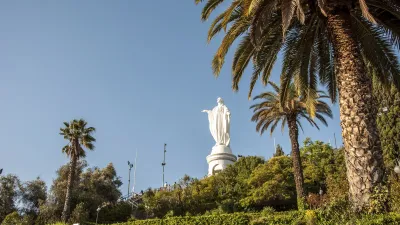 Weiße Marienstatue auf dem Cerro San Cristobal in Santiago de Chile.