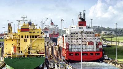 Frachtschiffe passieren die Miraflores-Schleuse im Panamakanal.