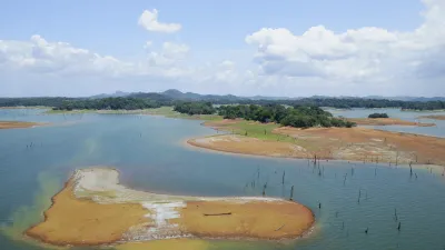 Trocken gelegte Inseln im Gatunsee zeigen die Auswirkungen der Dürre