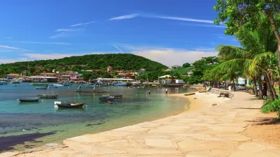 Strandpromenade mit Booten und Häusern in Buzios, Brasilien