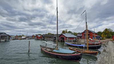 Historische Holzboote liegen im Hafen von Mariehamn, Åland.