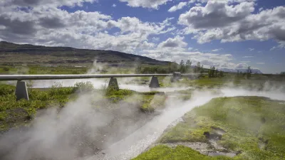 Heiße Quellen und Dampf steigen in der isländischen Landschaft auf