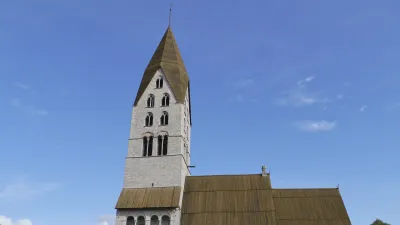 Historische Kirche mit markantem Turm in Schweden