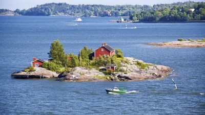Rotes Haus auf einer kleinen Insel in der finnischen Schärenlandschaft.
