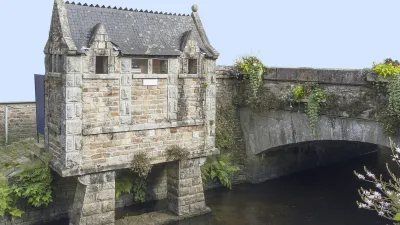 Historisches Haus steht auf einer Brücke über einen Fluss in Pont-Aven.