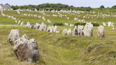 Steinreihen von Carnac in der französischen Landschaft.