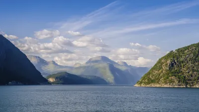 Norwegischer Fjord mit Bergen und blauem Himmel