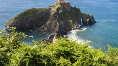 Kloster San Juan de Gaztelugatxe thront auf einer felsigen Insel.