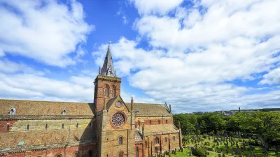 Die Kathedrale St. Magnus in Kirkwall erhebt sich über einem historischen Friedhof.