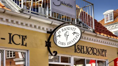 Eisdiele mit dem Schild "ISHJØRNET" und einem Eishörnchen-Motiv.