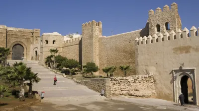 Historische Stadtmauer mit Tor in Rabat, Marokko