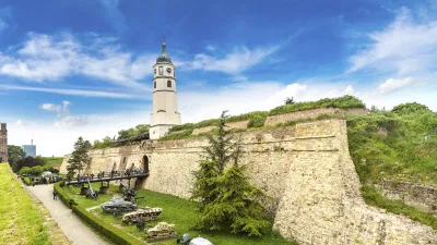 Historische Festung Kalemegdan mit Wachturm und Militärfahrzeugen