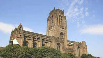 Liverpool Kathedrale thront auf einem grünen Hügel.