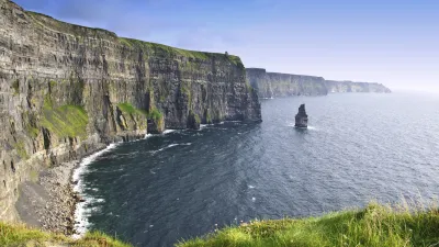 Klippen von Moher mit Blick auf den Atlantik und Vogelinsel