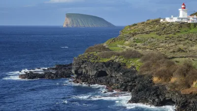 Leuchtturm an der Küste mit Blick auf die Insel Cabras
