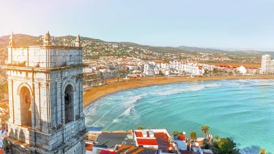 Historischer Burgturm überblickt den Strand von Peniscola in Spanien