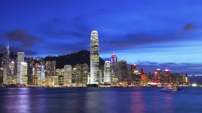 Hongkongs Skyline erstrahlt nachts in leuchtenden Farben.