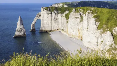 Atemberaubende Klippen von Étretat mit Strand und Felsformationen.