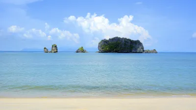 Tropische Inseln liegen im ruhigen, türkisfarbenen Meer.