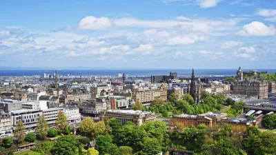 Edinburghs Stadtlandschaft mit historischen Gebäuden und Grünflächen.