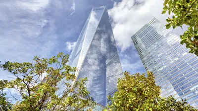 Das One World Trade Center ragt in den Himmel über New York.