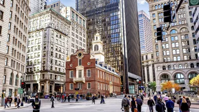 Historisches Gebäude mit Kuppel inmitten einer belebten Stadtlandschaft