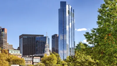 Hochhaus in Boston mit historischer Kirche im Vordergrund