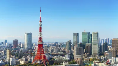 Der Tokyo Tower ragt über die Skyline der japanischen Hauptstadt hervor