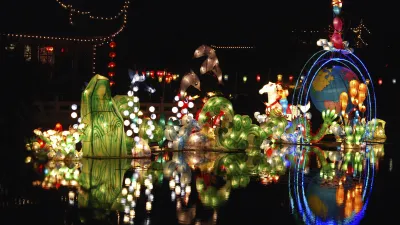 Leuchtende Laternen in Form von Tieren und Pflanzen erhellen die Nacht.