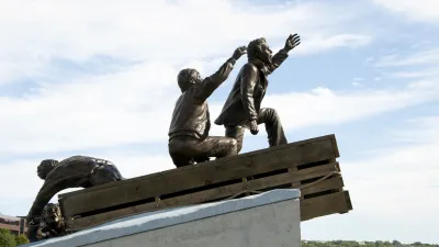 Bronzestatue von Seeleuten auf einem Frachtcontainer