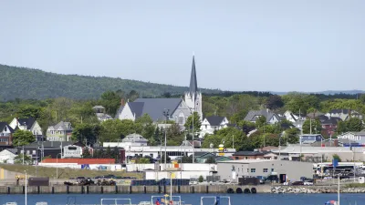Historische Kirche mit markantem Turm dominiert das Stadtbild.