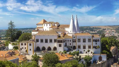 Nationalpalast von Sintra mit seinen markanten Türmen und der historischen Architektur.