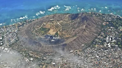 Luftaufnahme von Diamond Head, einem Vulkankrater auf Oahu, Hawaii.