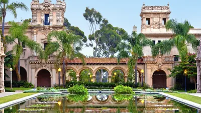 Historische Architektur mit Wasserspiegel im Balboa Park
