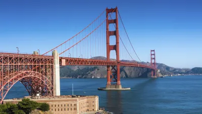 Die Golden Gate Bridge erstreckt sich über die Bucht von San Francisco.