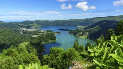 Panoramablick auf die Kraterseen Sete Cidades auf den Azoren
