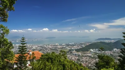 Blick über Georgetown und die Küste von Penang von einem Hügel aus