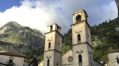 Die Kathedrale St. Typhon erhebt sich majestätisch über der Stadt Kotor.