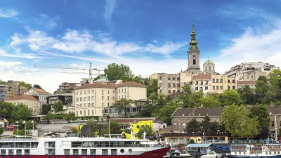 Belgrad zeigt eine Stadtansicht mit Schiffen am Flussufer