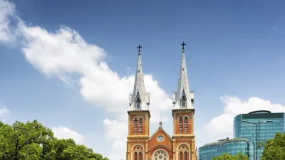 Die Notre-Dame-Kathedrale in Saigon erhebt sich majestätisch über dem Platz.