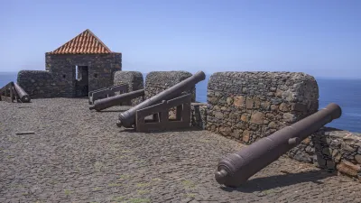 Historische Kanonen stehen auf einer alten Festung mit Blick auf das Meer.