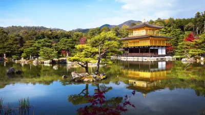 Goldener Tempel Kinkaku-ji spiegelt sich im See von Kyoto