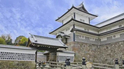 Historische Burg Kanazawa mit steinernen Mauern und traditioneller Architektur.