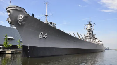 Schlachtschiff Wisconsin liegt im Wasser in Norfolk, Virginia.
